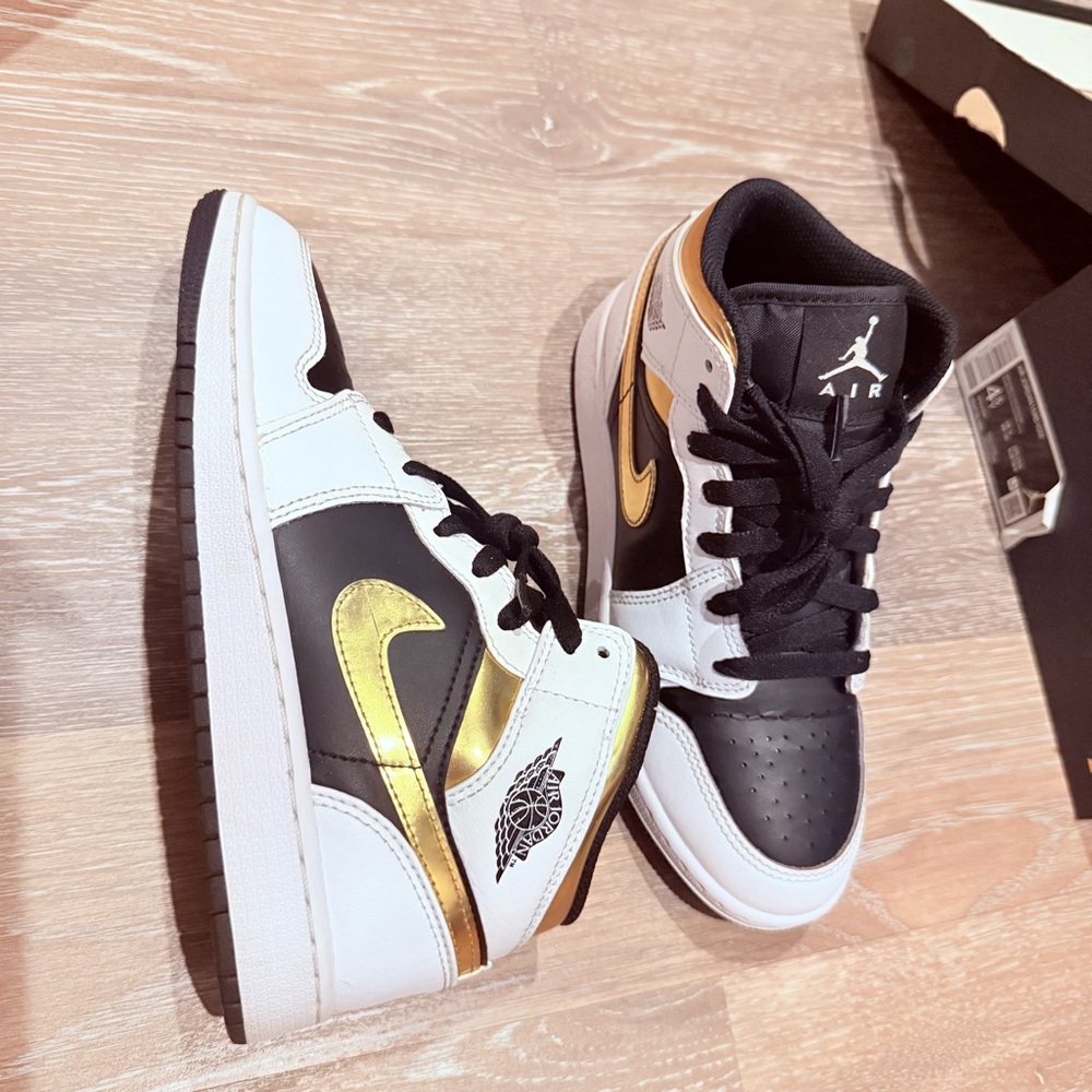 Jordan 1 Mid | Nike Sneakers | Black White Gold | GS4.5/W6